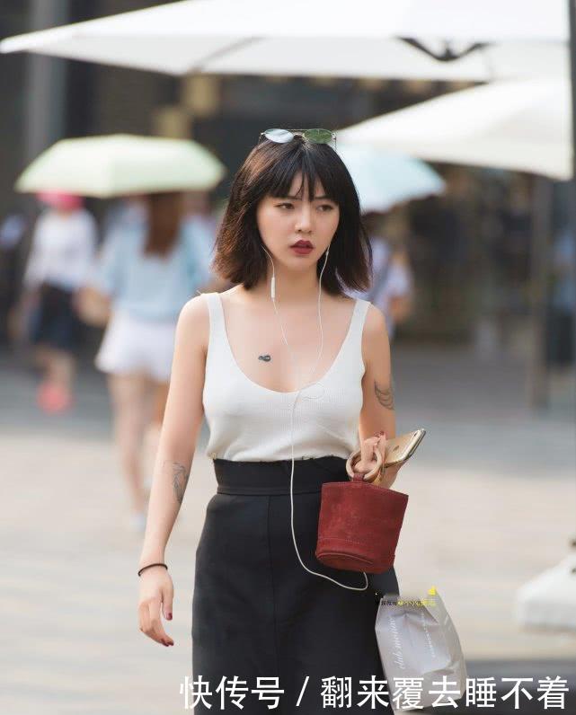 『个性』摄影穿搭尽显个性之美的小姐姐,身穿U领吊带,搭配长裙