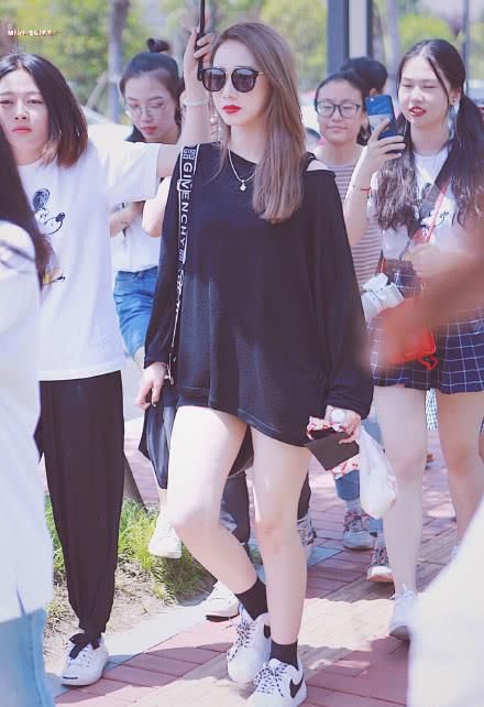 164孟美岐和168杨超越秀美腿，网友：大长腿和小短腿的差距！