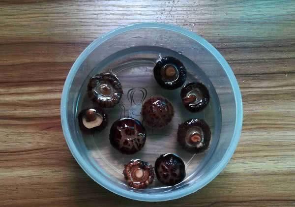  养发剂@这是“纯天然生发养发剂”，每星期吃上2次，秀发黝黑丝滑，比护发乳好