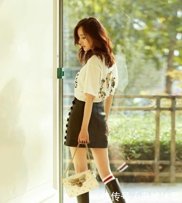 杨幂又为新品“代言”，把9条皮带拼成条短裙，这时尚真难懂！