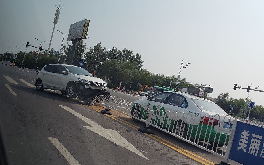 滨州一私家车撞到护栏，指示牌砸到出租车 | 美女让帮忙登iCloud?