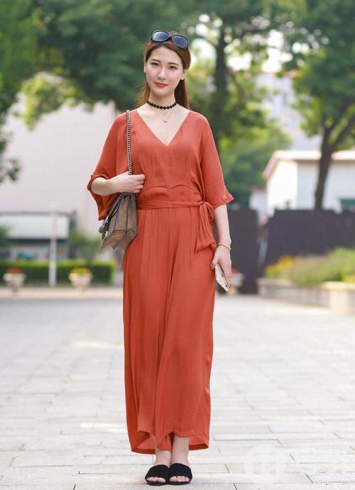 娇小的小姐姐，身材比例却出乎意料的棒，小蛮腰大长腿统统拥有！