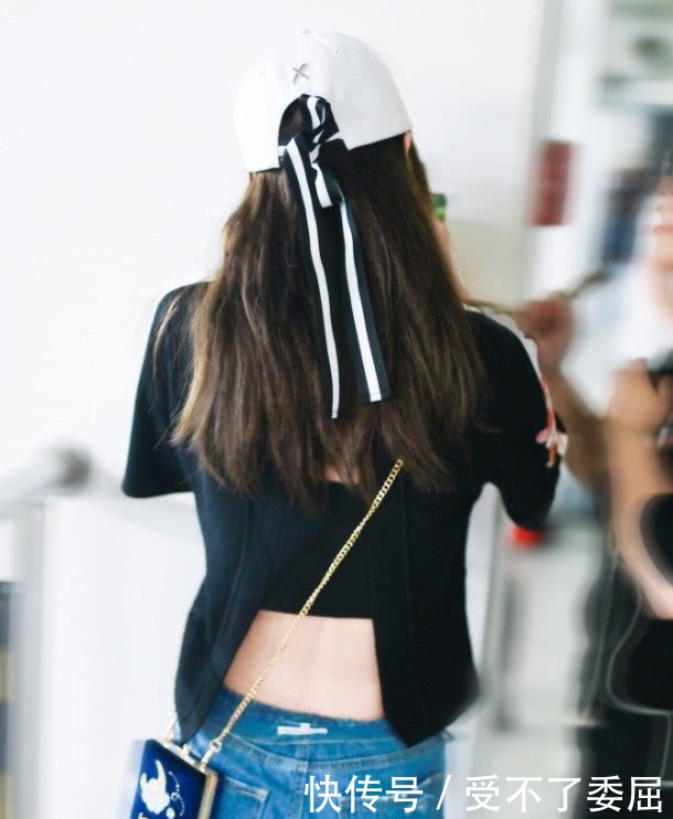 “美嘉”李金铭脚踩拖鞋，看似随性，但转身后发现很有“心机”！