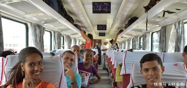 中国火车在古巴正式通车，居民奔走相告，铁路工作者票已卖完