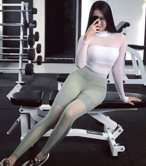 身材曲线凹凸紧致的紧身打底裤小姐姐，身姿优美，塑造美丽形象！