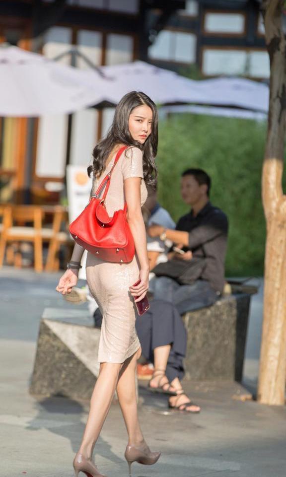 街拍路人，高气质的吊带连衣裙穿搭参考，让你秒变窈窕淑女