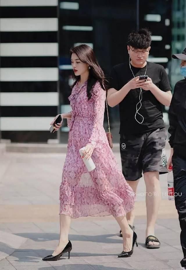  『女生』女生穿搭高跟鞋配连衣裙，在春天展示出优雅的姿态