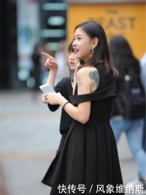 #美女#街拍:时尚时髦的长发美女,黑色上衣搭配牛仔短裤,简单又时尚