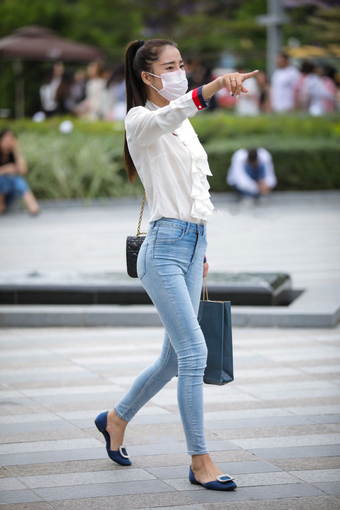 街拍路人，彰显个性的时尚穿搭参考，让你展现独特的迷人气质