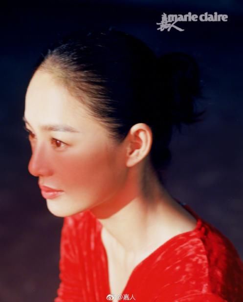 40岁周韵淡妆出镜，少有的高级脸让人着迷，高贵优雅美在骨子里！