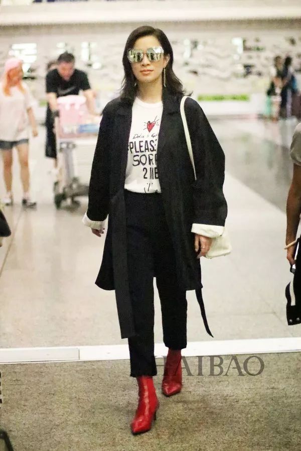 李小璐高调复出靠母女装扮嫩?刘雯一裤两穿太会搭…【海报街拍】