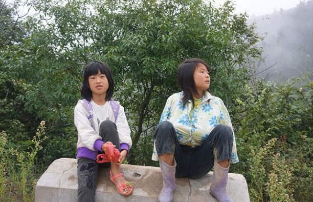 农村户口迁到城里，就属于城镇户口，还能享受农村土地权益吗？