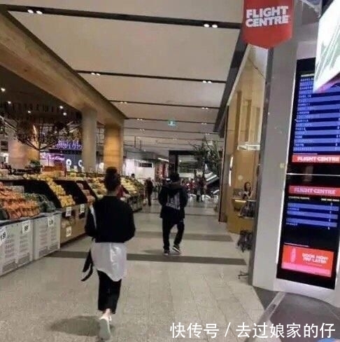 儿子@周杰伦陪同昆凌外国拍摄,3岁儿子带墨镜太像爹!帅气外公也出镜