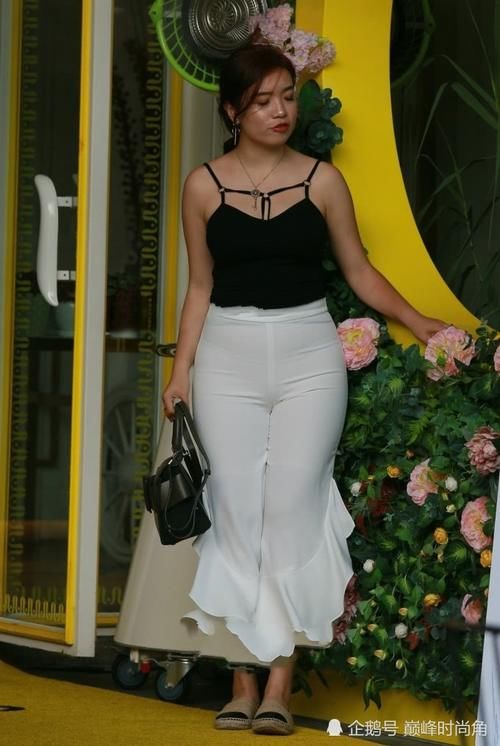 丰满胖姐姐黑白紧身装，穿出不一样的时尚美，丰腴翘臀吸睛无数！