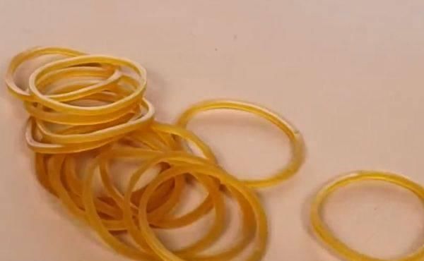  『橡皮筋』两根橡皮筋放入衣橱里，衣橱立刻大变样！太好用了~