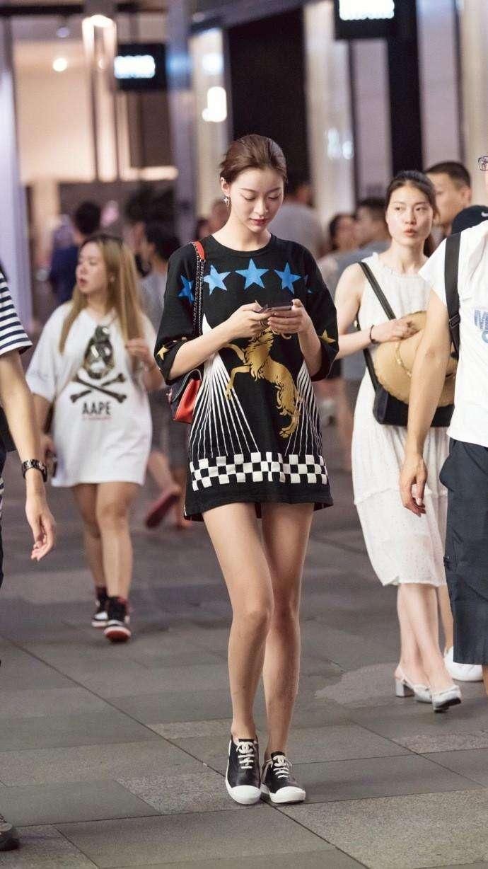 美女无袖紧身的小背心搭配与上身同色的短裙，纯色的搭配真是亮点