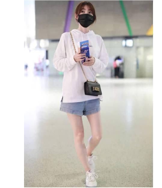 当90斤王丽坤与130斤蒋欣同穿短裤,网友:原来胖也可以很美