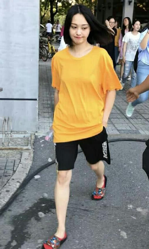 被传恋情后郑爽又顶着素颜出来了，这一次终于不再“邋遢”了！