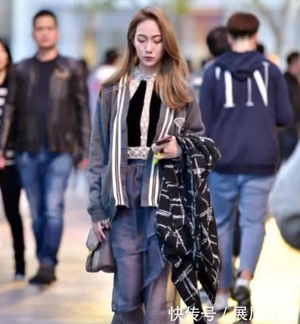  #美女#街拍：天生丽质的美女，一件紫色背心配黑色运动裤，青春活力气质