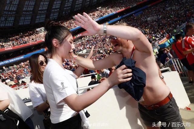 好身材尽在俄罗斯，大嫂徐冬冬看球被揩油，球迷扑一次比进球还高