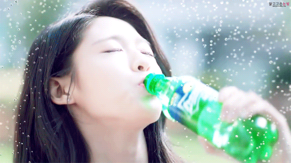 一款饮料掀起绿色海洋风,满屏都是韩国女神,李成敏最迷人