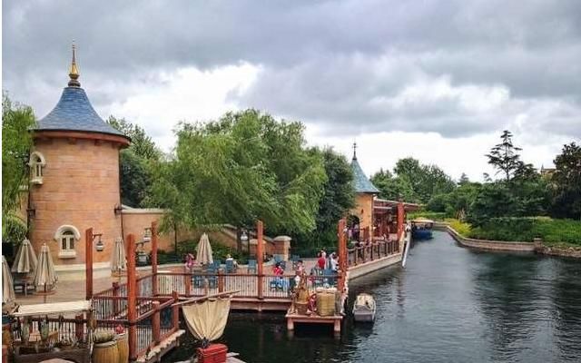 迪士尼受人争议，游客进园都要被搜身，这个地方真的值得去吗？