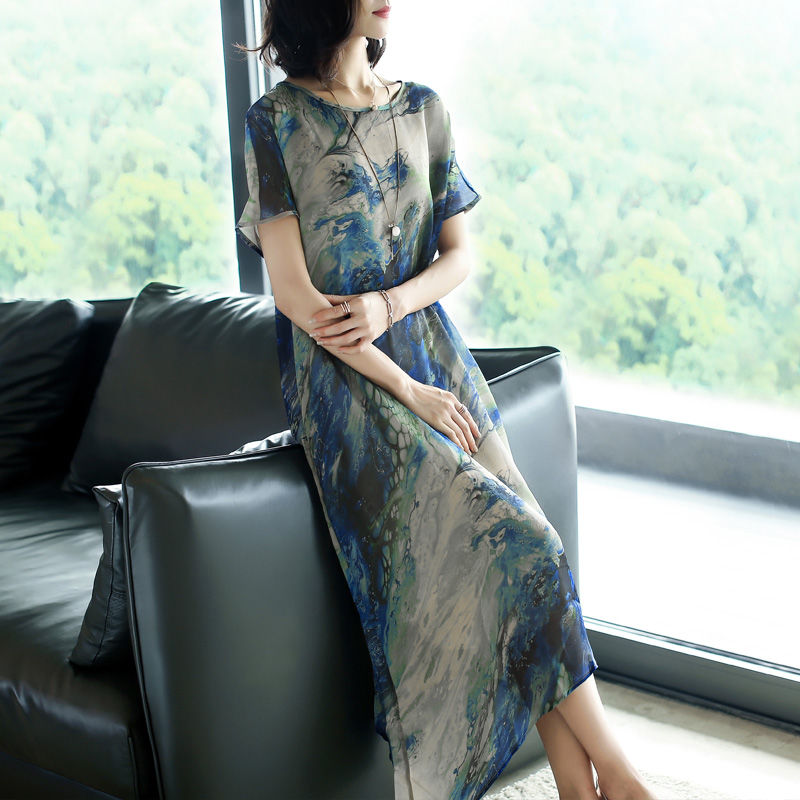 太神奇了!被老婆惊艳到了!因穿高档A字裙，高贵嫩美不像53岁