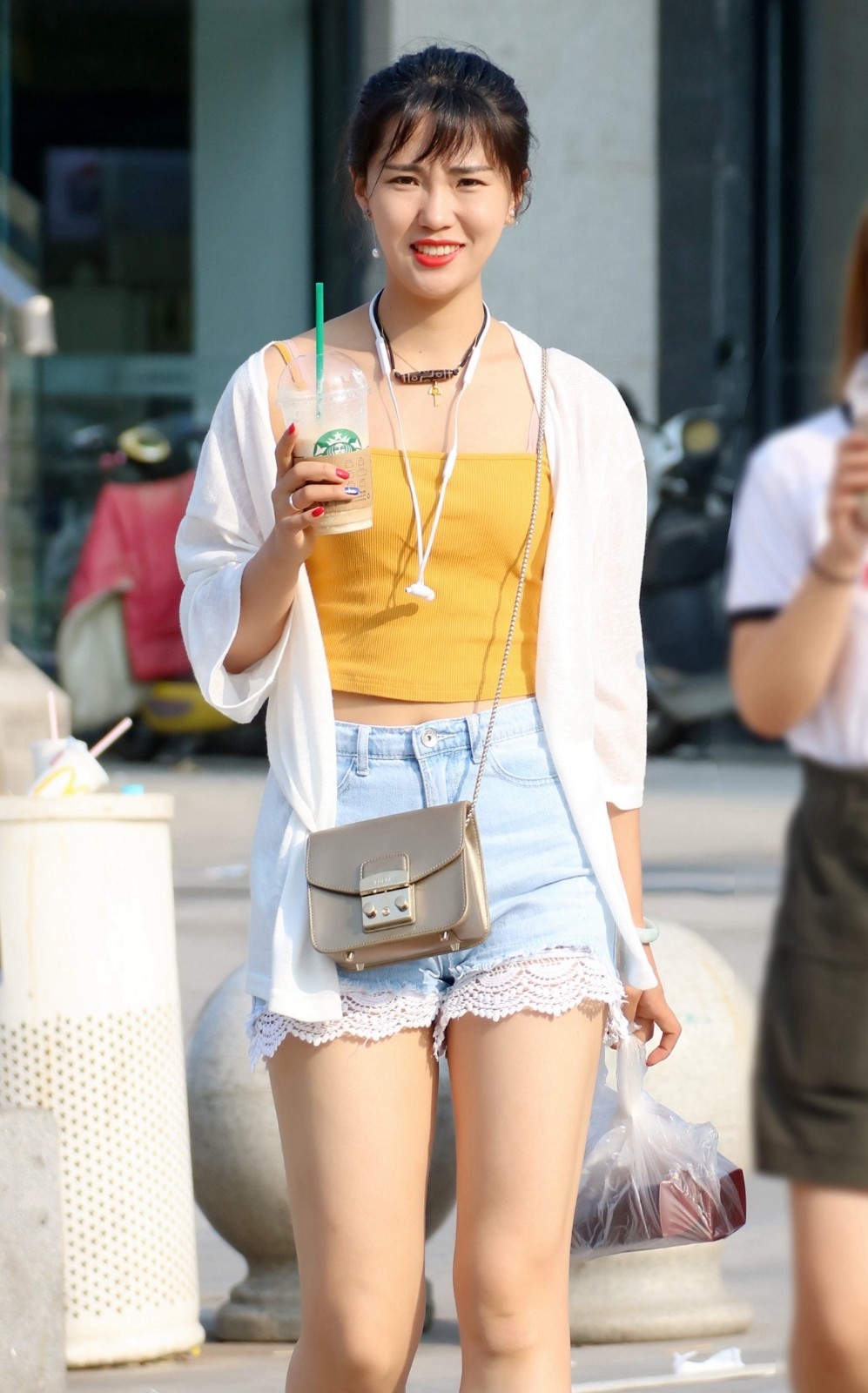 街拍美女：穿牛仔热裤的小姐姐，又纯又美！