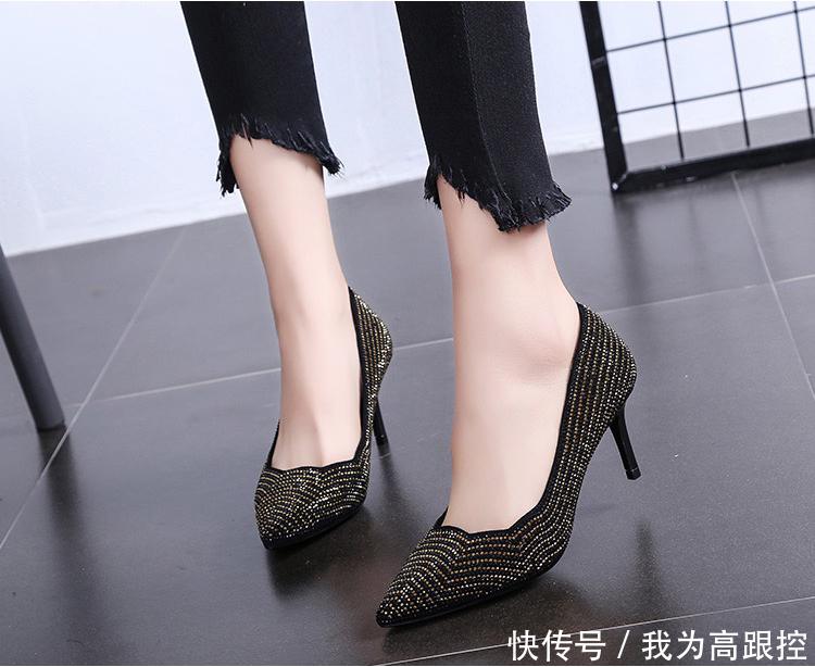 小珠子围绕个性鞋口的高跟鞋，更性感更微妙