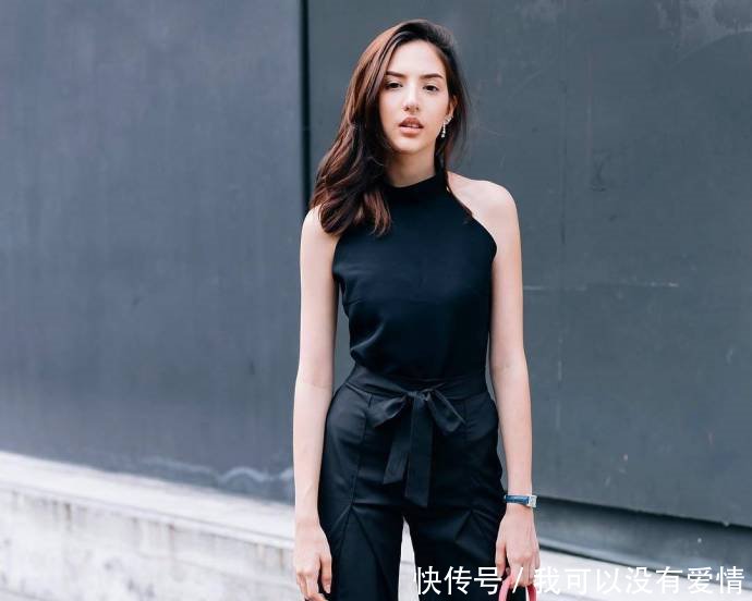 街拍：长相很甜很美的小姐姐，身姿丰腴这身材不一般啊！