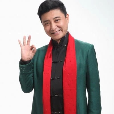 相声演员登上春晚,曾经4次改投师门,今43岁转行主持头发花白