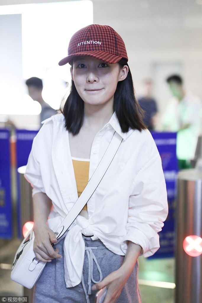 李沁衬衫打结穿运动短裤露“筷子腿”  素颜唇红齿白边走边揉鼻子