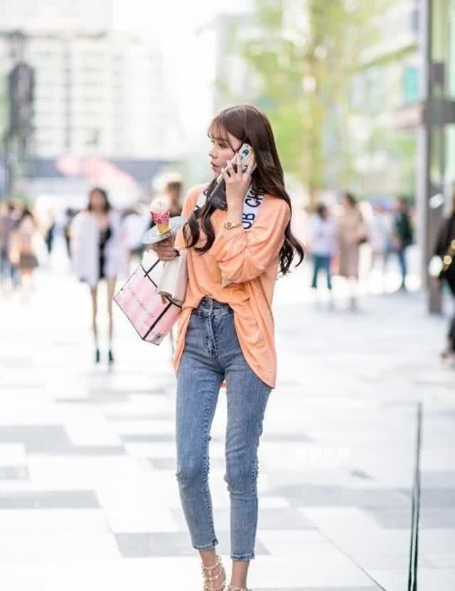  [美女]路人街拍，姑娘高挑而惊艳，桔色上衣搭配牛仔裤，凸显好身材