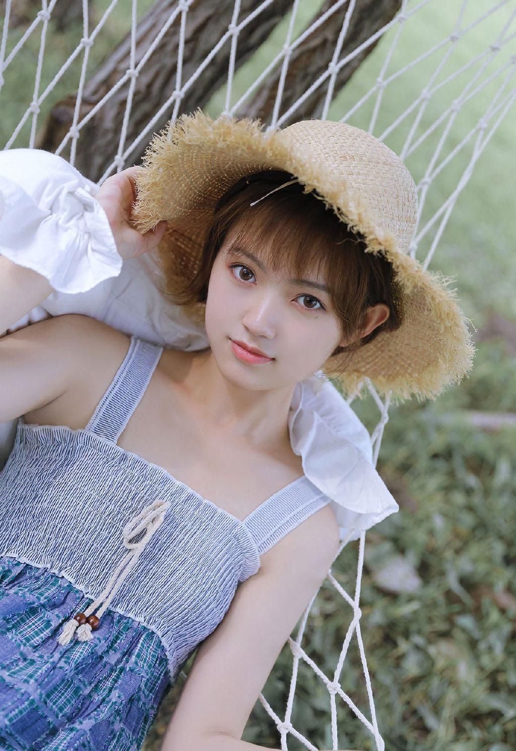 气质大眼美女吊带连衣裙性感户外旅拍图片