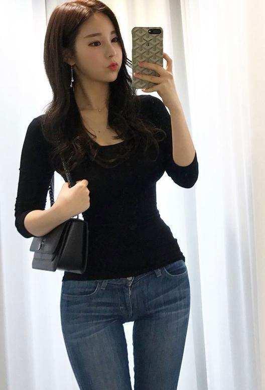 紧身裤让你在人群中做亮眼，整体优雅高贵，并且胖瘦都合适