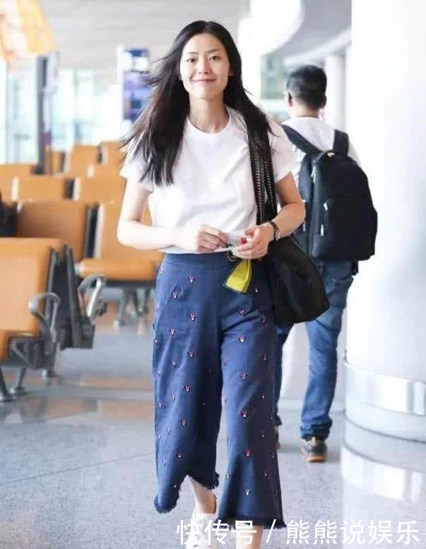 周迅出发巴黎高定时装周，白T恤搭阔腿裤，简单搭配穿出时髦感！