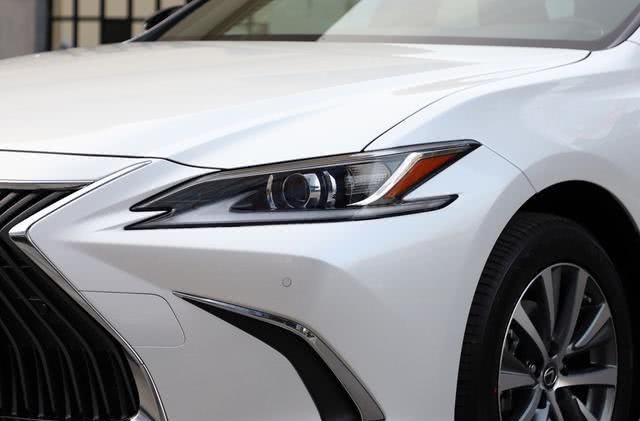  [豪车]这豪车买低配就够了，标配10气囊＋全速自适应巡航，图的就是安心