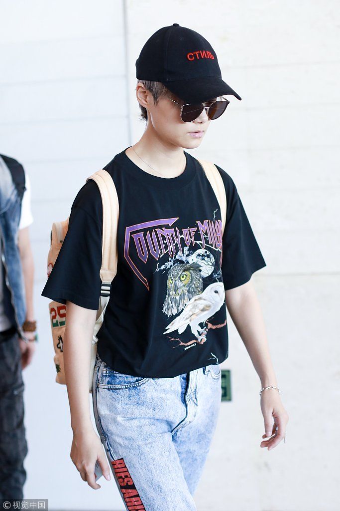 抢鲜肉饭碗！李宇春黑T仔裤中性有范儿  戴手链扮酷被拍礼貌制止