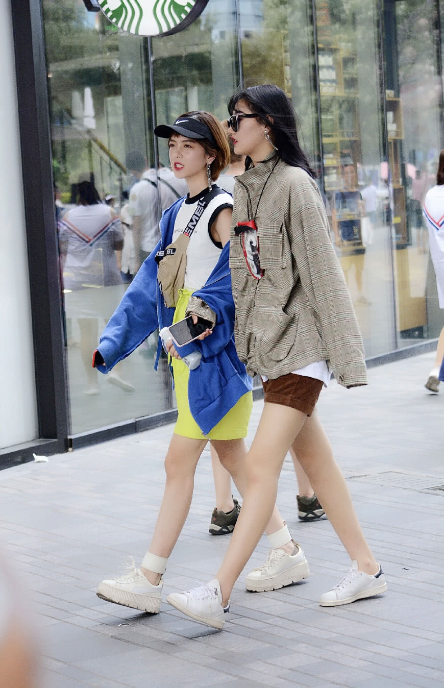 北京街拍:女孩们不同的穿搭呈现出不一样的美