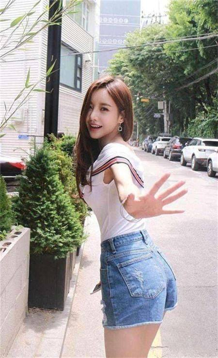 紧身装对身材的衬托作用不言而喻，展现完美身材曲线，优雅干练