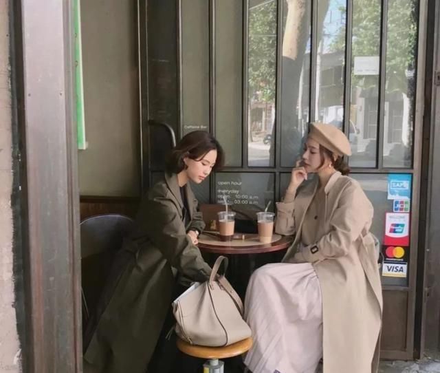  「高度」很有人气的穿搭，风衣+裙子，也能让你美出高度