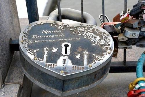 你们的爱情信物，都变成了景区垃圾