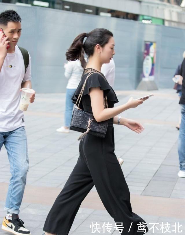 『气质』靓女少女感十足,穿着白色的连衣短裙,充满风情