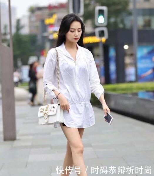 穿深V连衣裙的小姐姐,秀出优美曲线,展现不一样美!!