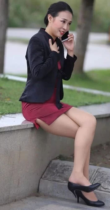 逛街的小姐姐职业装下显妩媚身姿，台阶休息一刻，也躲不过工作上