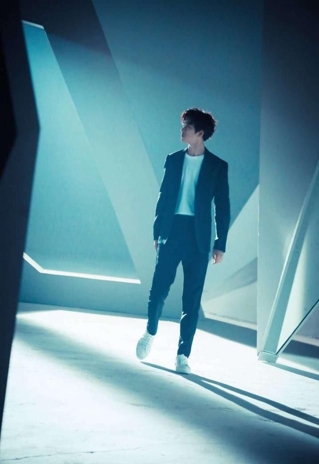 易烊千玺这一次圈粉了,西装穿出少年感,一点都不丑!