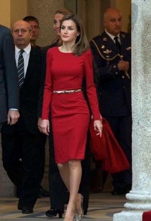 当凯特王妃遇上西班牙王后，同穿红色礼服，网友:一眼看出谁普通