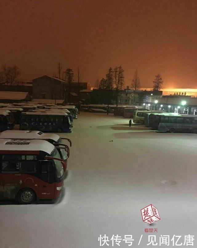 武汉天河机场因大雪关闭，预计今日14点开放，多家汽车客运站全线