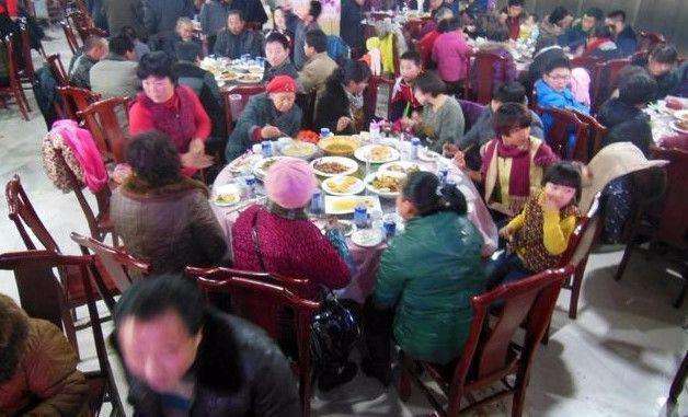 准婆婆过寿,我送三千红包贺喜,小侄女指了指我