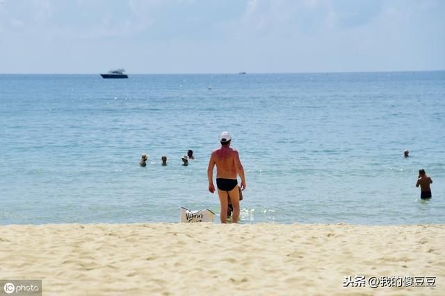 中国唯一热带风情国家级旅游区 号称天下第一湾 外国人比中国人多